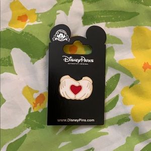 Retired design [Disney] Mickey heart hands pin
